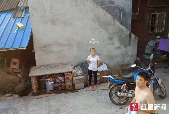  罗玉京被抓后站在墙边