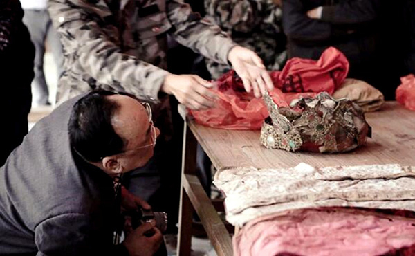 律师刘洋来到普照堂进行取证 法制晚报 图