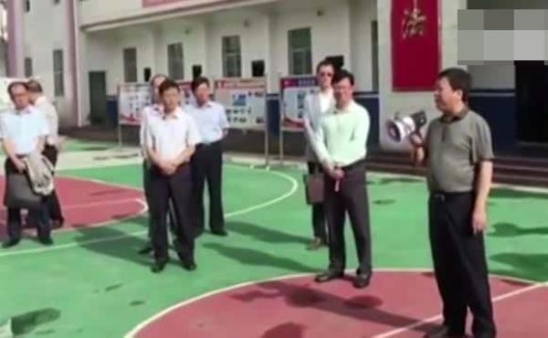 　持扩音器怒斥下属站没站相的江西宁都原书记王四华（右一）。&nbsp; 截屏图