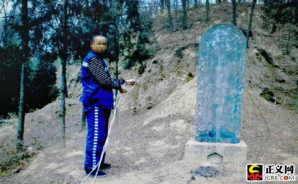 犯罪嫌疑人指认挖坟地点。