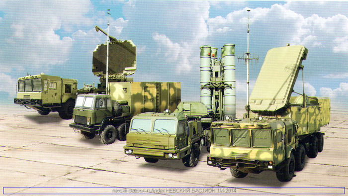 一套完整的S400系统，从左到右依次为：92N6E火控雷达，指挥车55K6，发射车，96L6E探测雷达