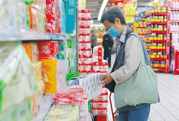 近日，在海口市龙华区宜欣城，市民自带环保购物袋挑选商品。图片来源：海南日报