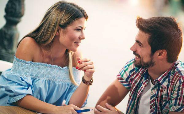 在工作面试或约会中介绍自己的成功和天赋是重要的。（图片来自英国《每日邮报》网站）