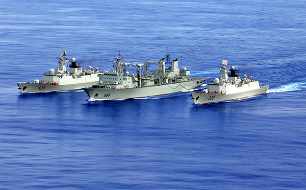 　第7批护航编队正在进行航行中横向补给，右起一为“徐州”号导弹护卫舰。