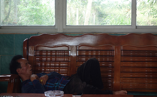 　黄家光在农庄的凳子上休息。&nbsp;&nbsp;澎湃新闻记者 明鹊 图