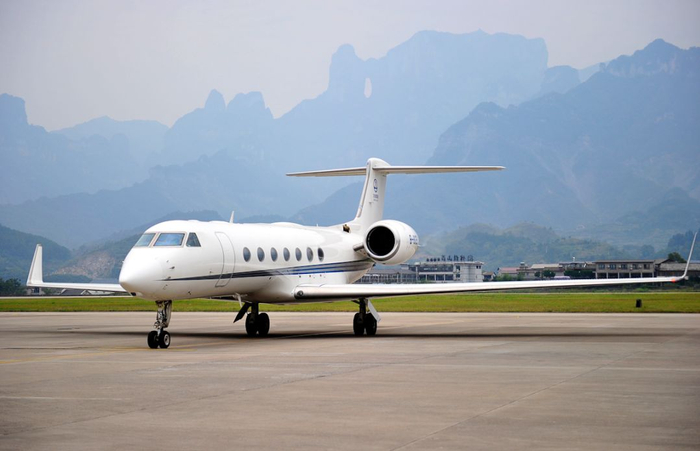 图为2013年10月16日，王健林乘坐私人飞机湾流G550抵达湖南张家界。 来源：视觉中国