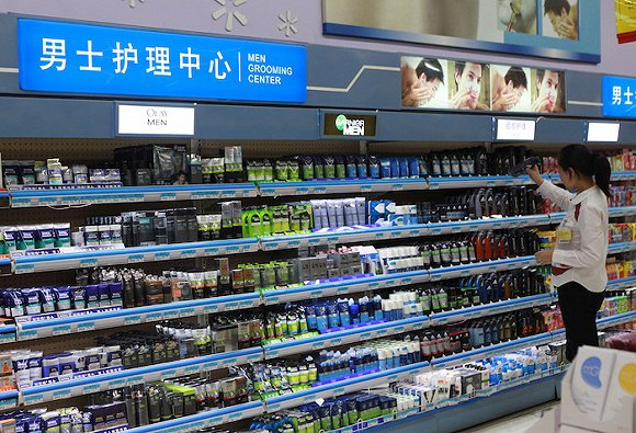南昌沃尔玛的男士护肤品专区 图片来源：视觉中国