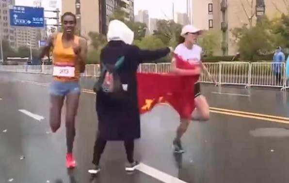  2018年苏州（太湖）马拉松现场志愿者拦路递国旗 视频截图