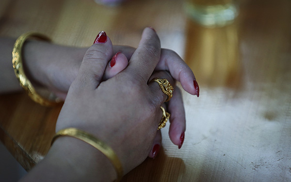 　黄家光和杜文刚结婚时，杜文手上的金戒指和金手镯，引来不少对这桩婚姻的揣测和流言。&nbsp; 视觉中国 资料图