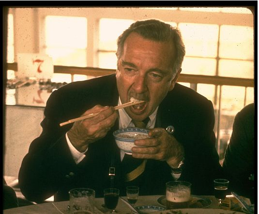 △随行记者沃仑特·克朗凯特用筷子吃饭