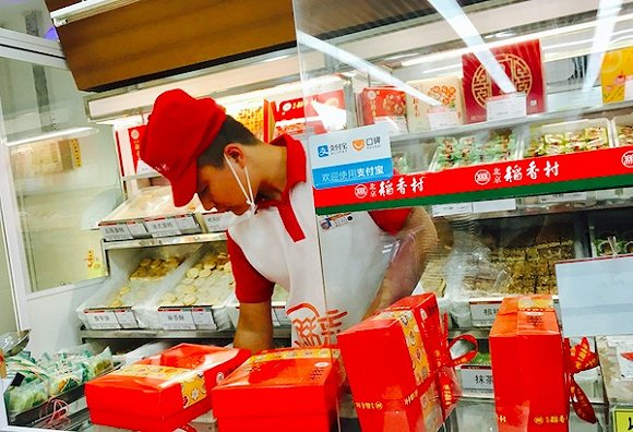 北京稻香村门店仍然使用柜台形式销售。摄影：赵晓娟