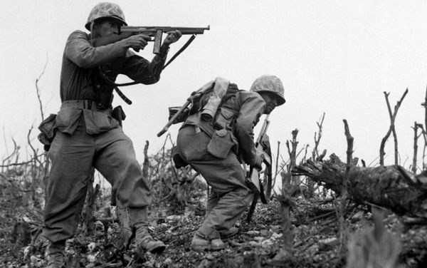 资料图片：1945年冲绳战役期间，美海军陆战队员手持汤普森冲锋枪警戒。（图片来源于网络）
