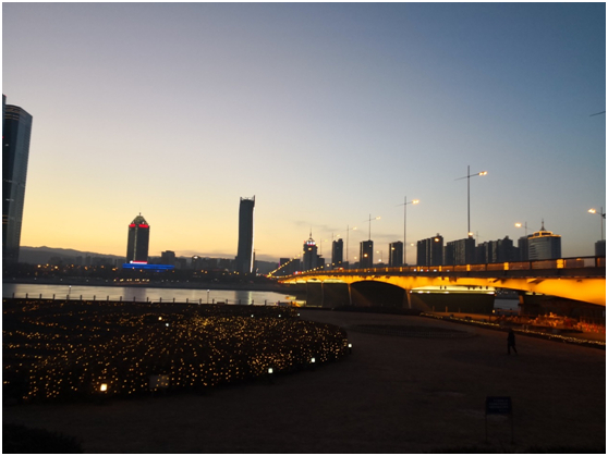 迎泽大桥与汾河西岸新落成的超高层商业建筑（资料来源：作者拍摄）