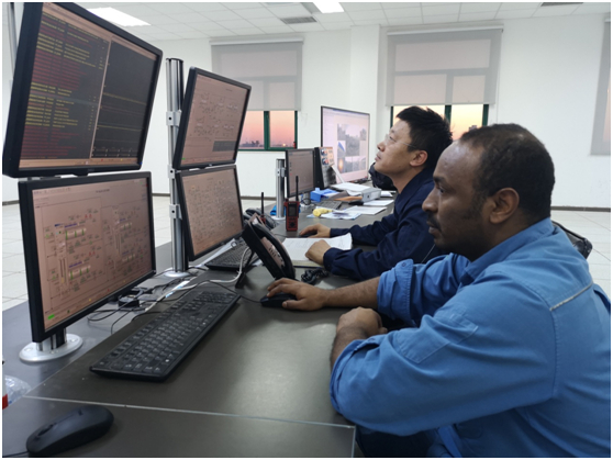  在油田营地总控室工作的中外工作人员。曲翔宇摄