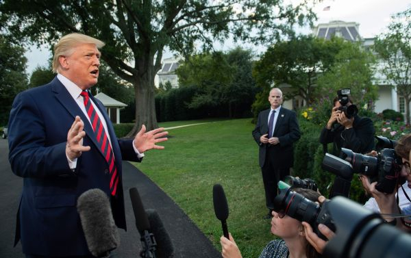  美国总统特朗普9月12日在白宫南草坪对记者讲话。（法新社）