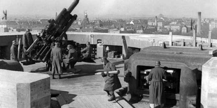 《在柏林阻挡盟军的可怕纳粹炮塔》称,在1945年二战接近尾声时