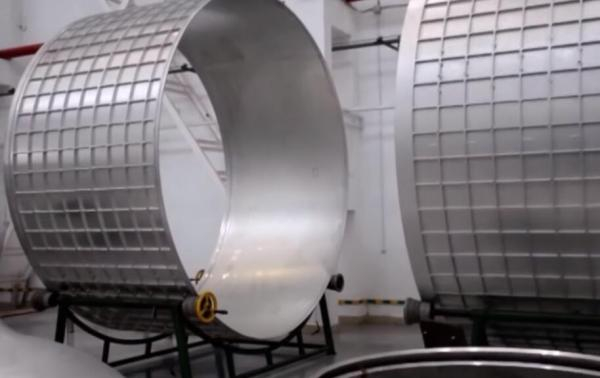  俄国防部展示部分“萨尔马特”导弹弹体零件