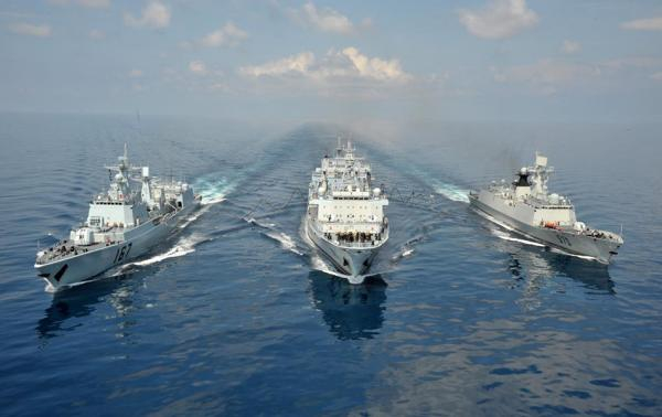 　在第2批护航编队中，“微山湖”号补给舰正在对两艘主力战舰进行补给。