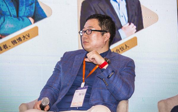 　　2018年11月30日，四川省成都市，2018年网络视听大会在成都举行，网红谷大白话作为嘉宾登场。 视觉中国 图