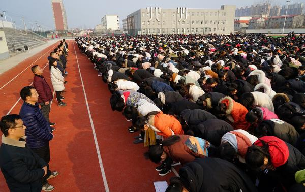 　　2019年2月27日，河南省汝南高中举行新学期开学典礼暨高考百日冲刺誓师大会，高三学子向辛苦教育他们的老师鞠躬，表达拜谢之恩。 视觉中国 图