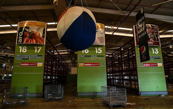 　　当地时间2019年3月13日，委内瑞拉Zulia州马拉开波，在大规模停电期间，当地治安混乱，多家超市被洗劫。 视觉中国 图