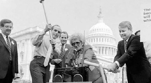 1987年，美国国会议员砸烂东芝产品，以抗议该公司违反禁令向苏联出口机床。资料图