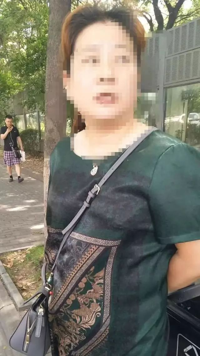 ▲摔人手机者。图源：宁波晚报。