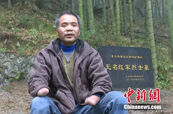  谢红军与无名红军烈士墓。秦浩摄