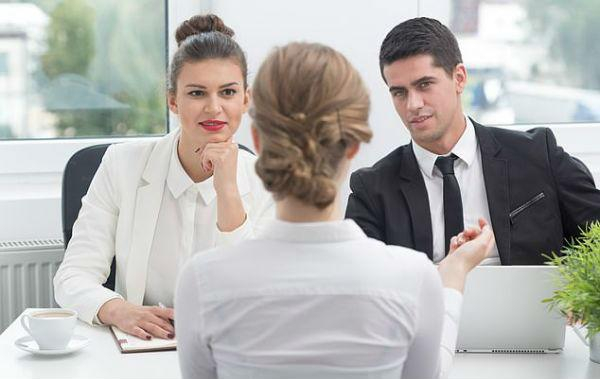 那些需要在约会或求职面试中给人留下好印象的人，应该专注于介绍自己成功背后的辛勤工作和努力。（图片来自英国《每日邮报》网站）