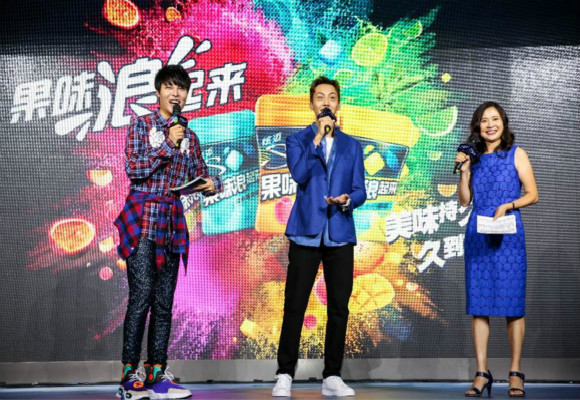 　亿滋中国口香糖糖果及冲印品类市场部副总裁袁英女士与陈伟霆介绍新品亮点