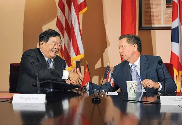 ▲&nbsp;受 2008 年金融危机影响，通用汽车关闭了在俄亥俄州的工厂，2014 年 1 月，福耀美国汽车玻璃项目启动，选址就在通用旧工厂上。图为曹德旺与俄亥俄州长卡西奇为项目签约