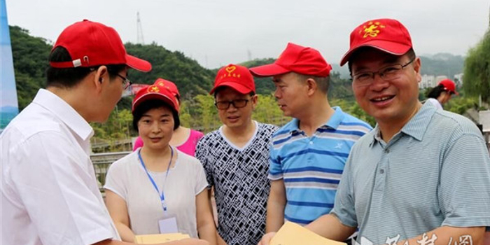 竹山开精神罚单纠不文明现象