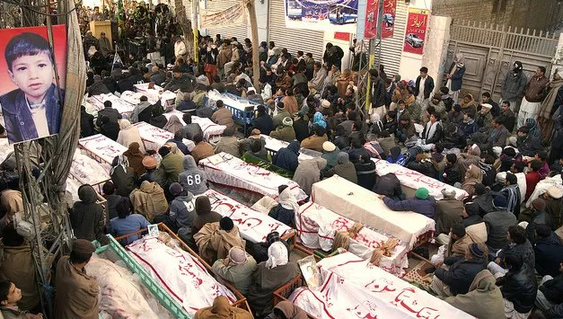 2013年台球厅袭击案后，哈扎拉人以抬棺示威、拒绝下葬。