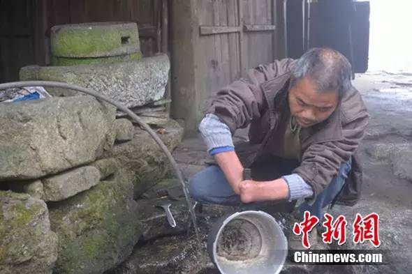 谢红军独自一人住在深山。秦浩摄