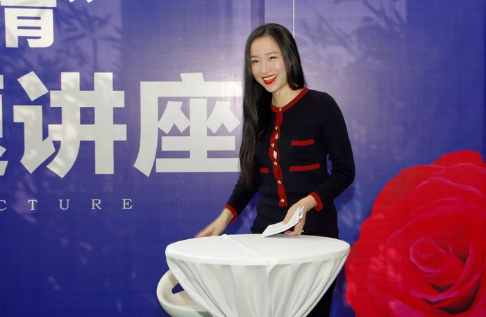 举办讲座的ayawawa。