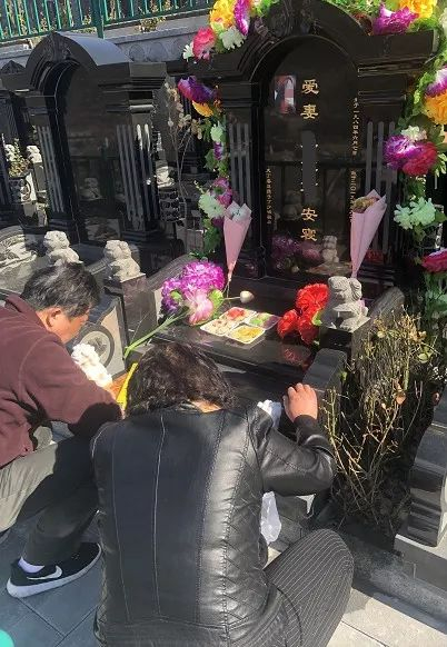 墓碑前，林丽父母跪在地上痛哭。（为尊重逝者，姓名及照片进行处理） &nbsp;苏伟/摄