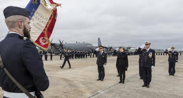  ▲法国空军接收第一架C-130J运输机