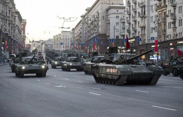 ▲资料图片：行驶在莫斯科街头的T-14坦克方队