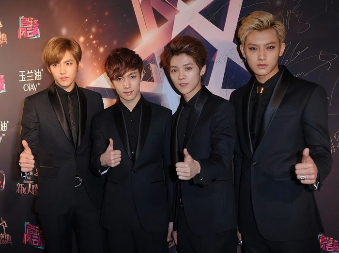 　　▲2013年12月6日，吴亦凡、张艺兴、鹿晗、黄子韬（左起）在北京参加音乐风云榜新人盛典，这四人也被称为“归国四子”。图/视觉中国