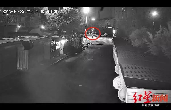 ↑10月5日凌晨2点13分出现在路口