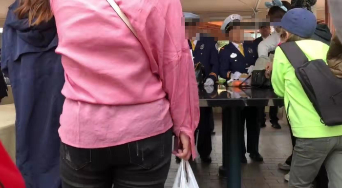  迪士尼仍然进行手工翻包。新京报记者 俞金旻 摄