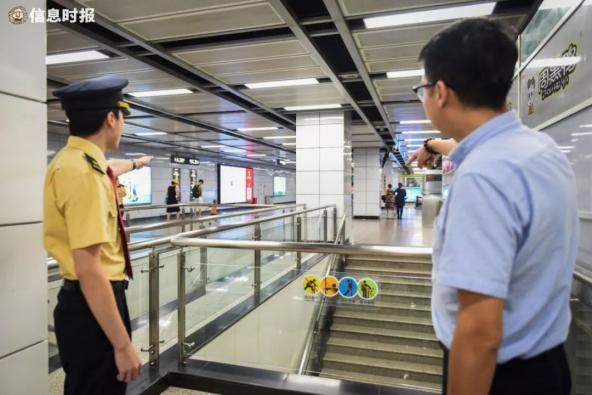  萧先生（右）与三元里地铁站站务员陈鸿斌（左）指认偷拍男子试图逃跑的路线。
