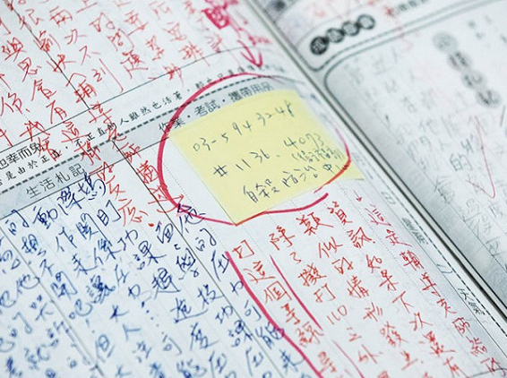 学校写下的自杀防治中心”电话