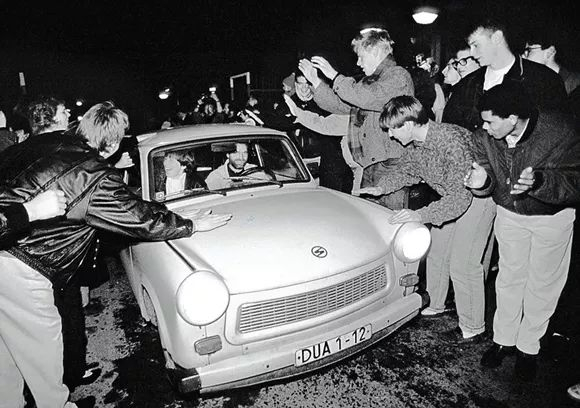 　柏林墙倒塌后，德国青年开车穿过东西德边境