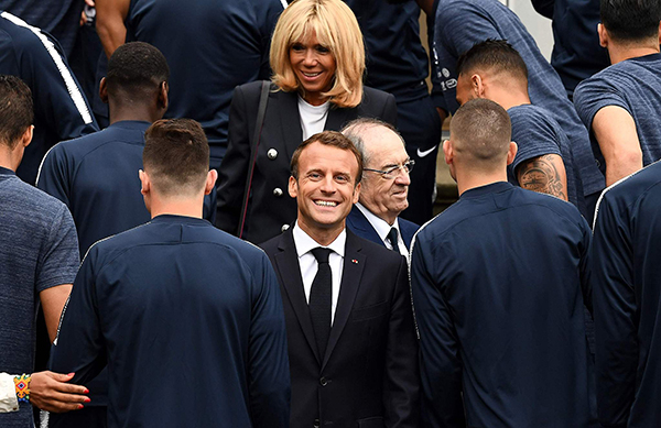  2018年6月5日，法国队集结备战，马克龙和妻子看望法国国家队员。&nbsp; 本文图片 视觉中国