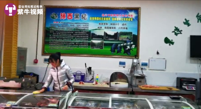  张志远在店里忙活