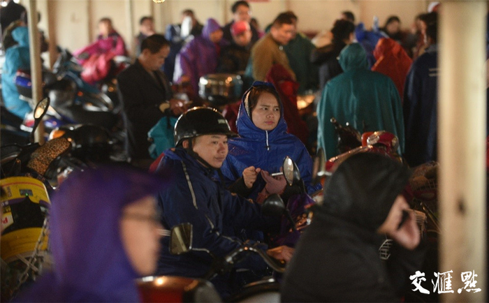 随着10月28日长江大桥全封闭维修，长江轮渡成为过江非机动车出行唯一选择。新华报业视觉中心记者 万程鹏 摄