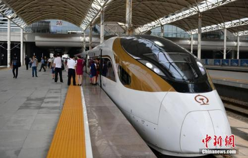 　　资料图：2017年8月21日，北京西至石家庄的“复兴号”G9061列车缓缓驶入石家庄火车站。 中新社记者 翟羽佳 摄