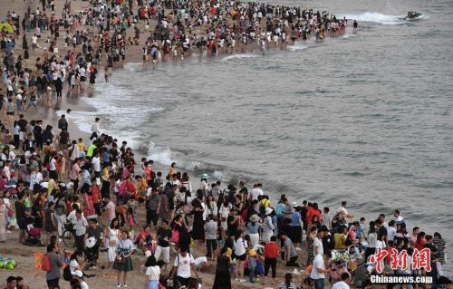 国庆黄金周，厦门游人如织。中新社记者 张斌 摄