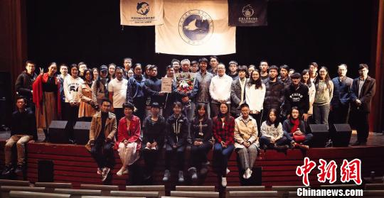 现场嘉宾与潜水爱好者合影。马广志 摄